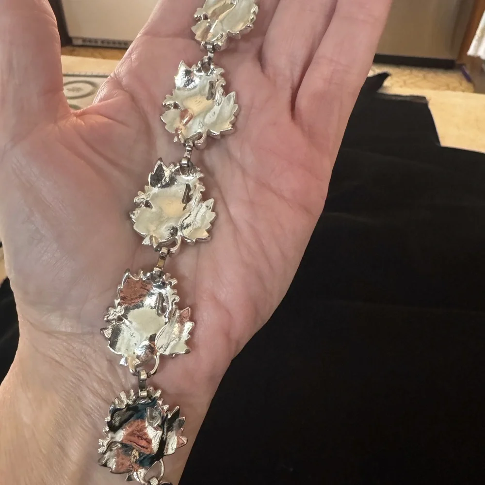 Elegant Silver / White Enamal Leaf Bracelet - Picture 6 of 11